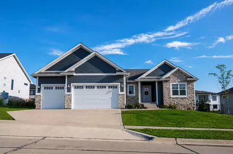 17763 Valleyview Dr, Clive, IA 50325