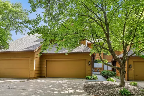 7020 Oak Brook Dr, Urbandale, IA 50322
