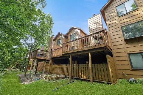 7020 Oak Brook Dr, Urbandale, IA 50322