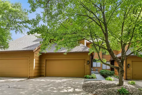 7020 Oak Brook Dr, Urbandale, IA 50322