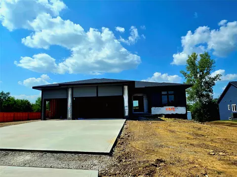 2319 N 8th Ct, Indianola, IA 50125
