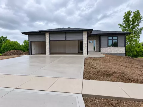 2319 N 8th Ct, Indianola, IA 50125