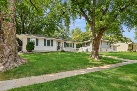 2808 78th St, Urbandale, IA 50322