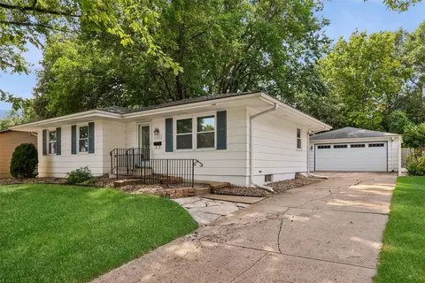 2808 78th St, Urbandale, IA 50322