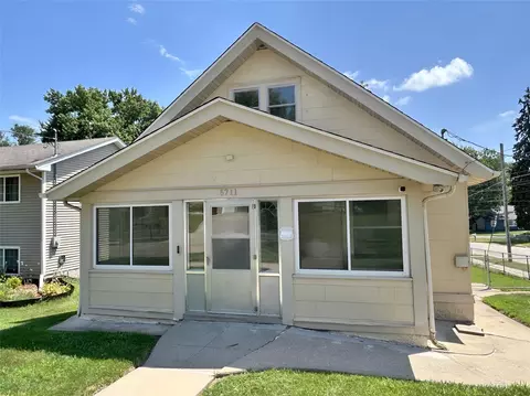 5711 SW 2nd St, Des Moines, IA 50315