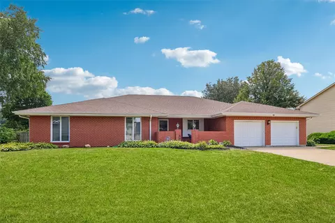 5870 Dogwood Ln, Johnston, IA 50131