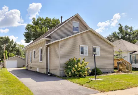 329 4th St, West Des Moines, IA 50265