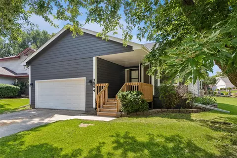 3894 92nd Dr, Urbandale, IA 50322