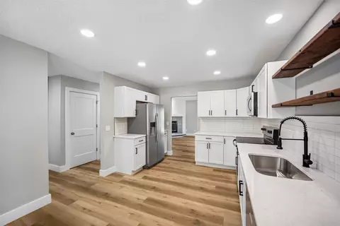 3894 92nd Dr, Urbandale, IA 50322