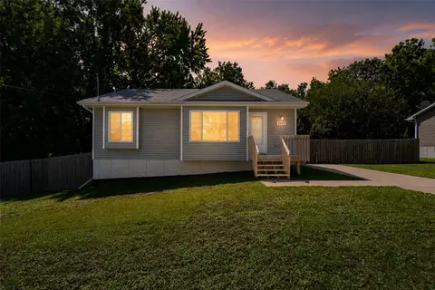 2933 E Madison Ave, Des Moines, IA 50317