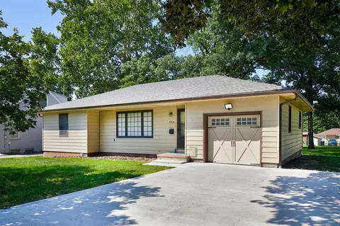 3916 72nd St, Urbandale, IA 50322