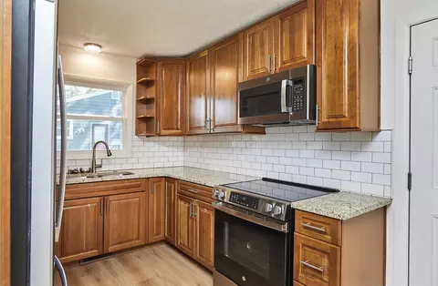 3916 72nd St, Urbandale, IA 50322