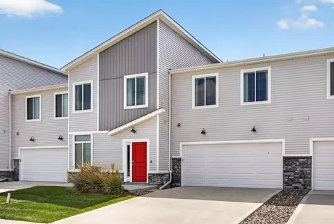 9556 Crestview Dr, West Des Moines, IA 50266