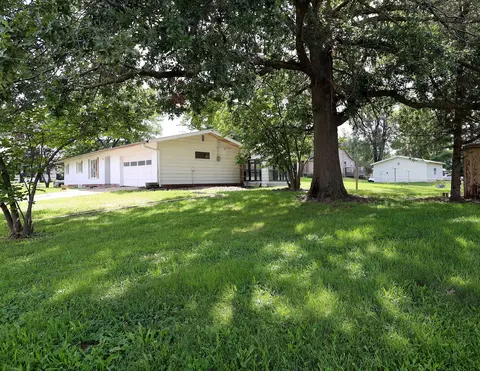 Exterior - 804 Ilion Ave, Chariton, IA 50049 photo 4 of 7