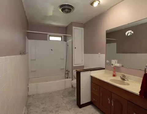 Bath - 804 Ilion Ave, Chariton, IA 50049 photo 2 of 3