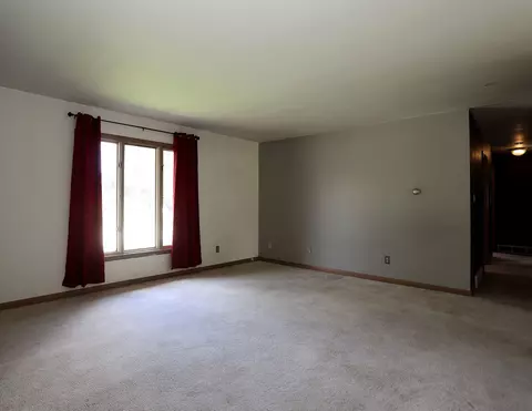 Living - 804 Ilion Ave, Chariton, IA 50049 photo 2 of 6