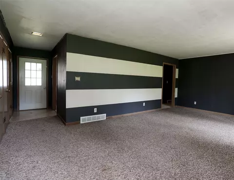 Living - 804 Ilion Ave, Chariton, IA 50049 photo 6 of 6