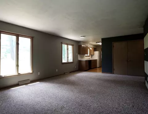 Living - 804 Ilion Ave, Chariton, IA 50049 photo 4 of 6
