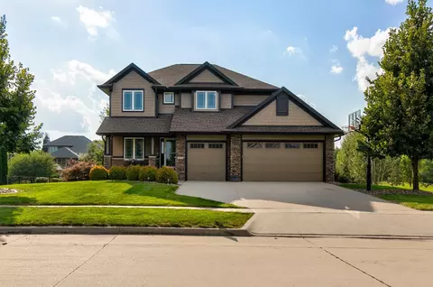 7042 Peckham St, Johnston, IA 50131