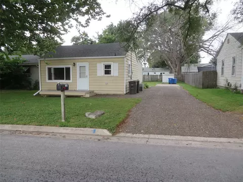 2204 E 39th St, Des Moines, IA 50317