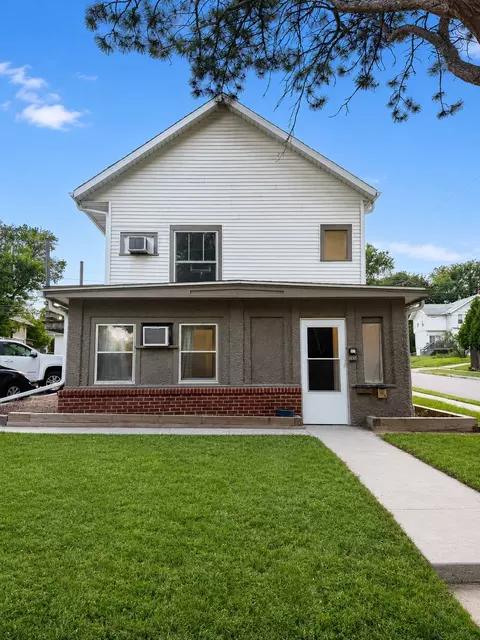 686 34th St, Des Moines, IA 50312