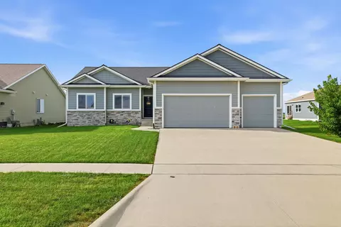 916 35th St SW, Altoona, IA 50009