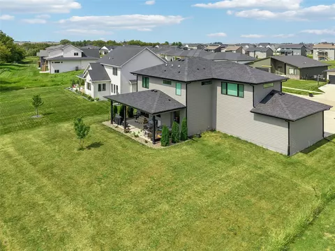 70 NW Alderleaf Dr, Waukee, IA 50263 photo 2