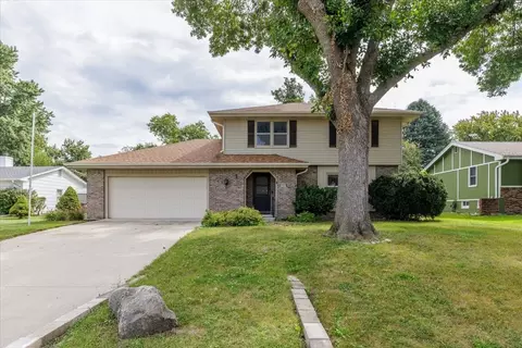 1041 Belle Mar Dr, West Des Moines, IA 50266