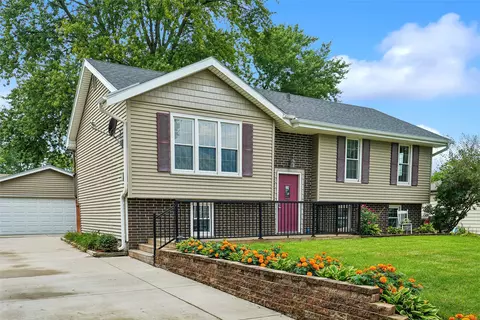 516 12th Ave NW, Altoona, IA 50009