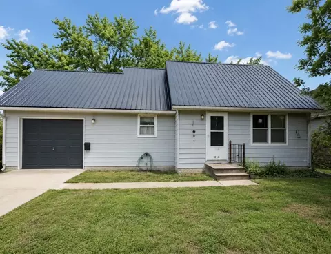 218 S 12th St, Chariton, IA 50049