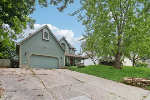 467 Edgewood Ln, Pleasant Hill, IA 50327