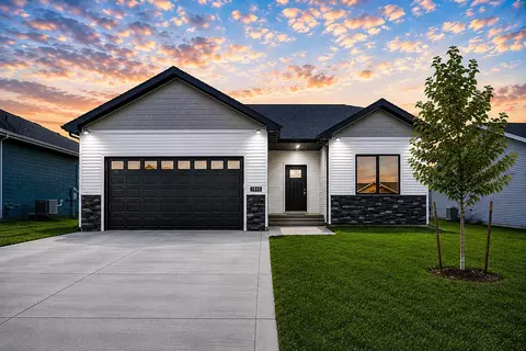 1946 Tuscany Dr SE, Altoona, IA 50009
