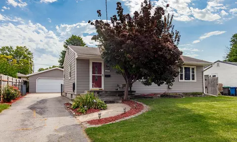 2705 E 39th St, Des Moines, IA 50317