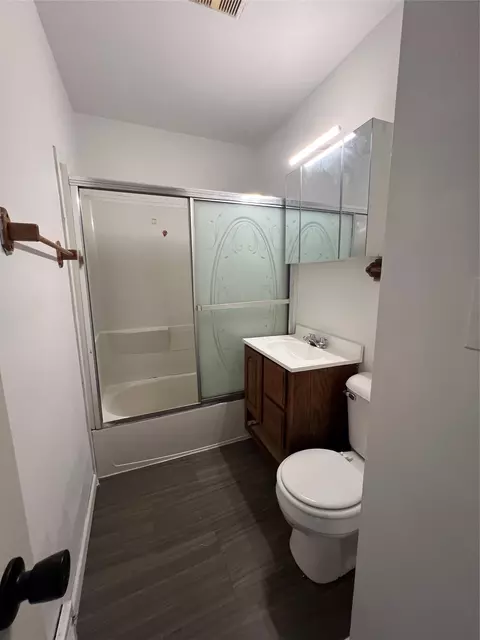 Bath - 3221 E 7th St, Des Moines, IA 50316 photo 1 of 1