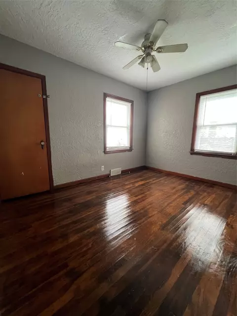 Bedroom - 3221 E 7th St, Des Moines, IA 50316 photo 1 of 3