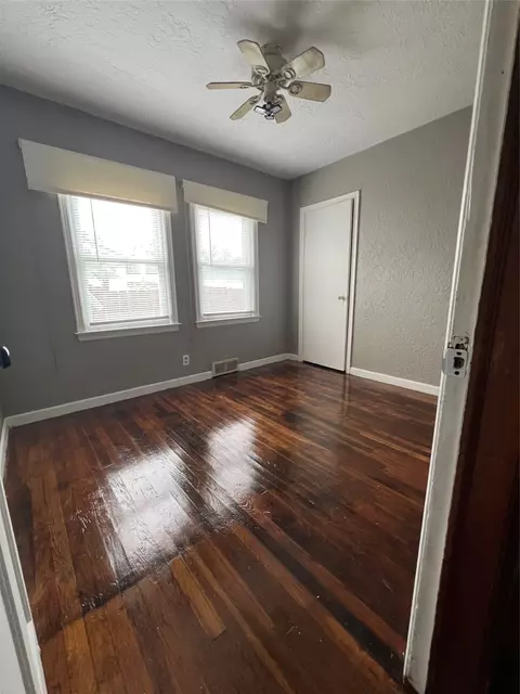 Bedroom - 3221 E 7th St, Des Moines, IA 50316 photo 2 of 3