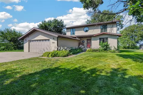 1008 Pleasant St SE, Bondurant, IA 50035