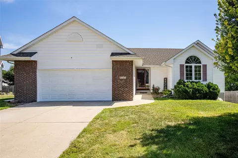 5721 SE 30th St, Des Moines, IA 50320