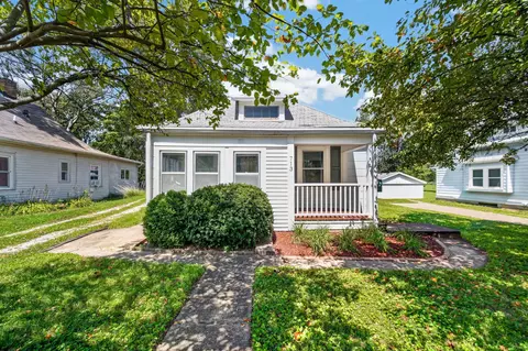 713 Pleasant View Dr, Des Moines, IA 50315
