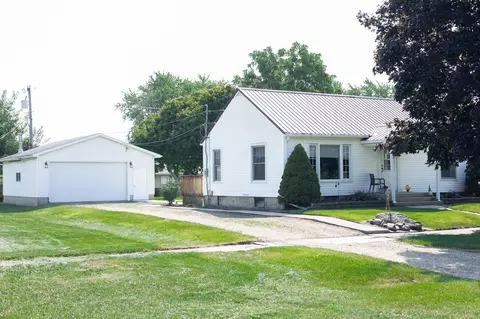 704 3rd St, Garwin, IA 50632