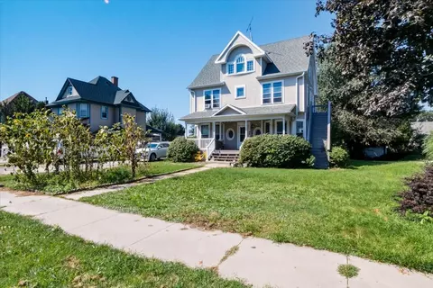 1221 West St, Grinnell, IA 50112