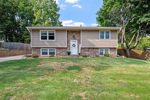 4620 Lexington Dr, Pleasant Hill, IA 50327