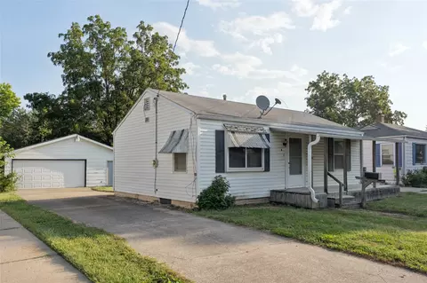 8 Southampton Ct, Newton, IA 50208