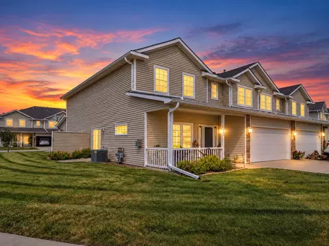 947 Red Hawk Way SE, Altoona, IA 50009