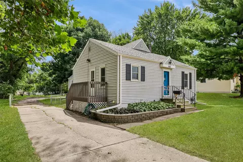 1532 Vine St, West Des Moines, IA 50265