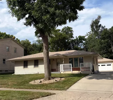 3220 78th St, Urbandale, IA 50322
