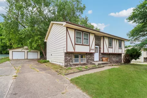 6687 NW 52nd Ct, Johnston, IA 50131