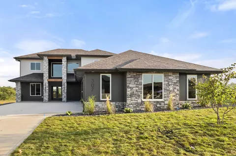 307 Emmett Ct, Norwalk, IA 50211