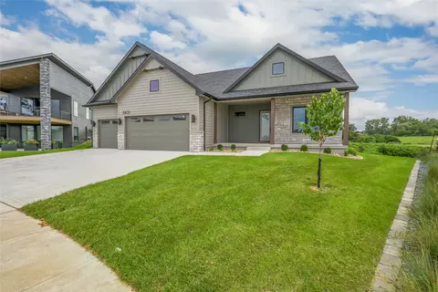 5821 Rose Cir, Des Moines, IA 50321