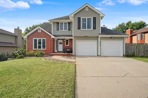 9928 Tanglewood Dr, Urbandale, IA 50322